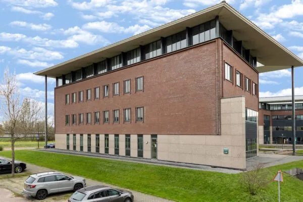 Modern kantoorgebouw aan de Boris Pasternaklaan met roodbruine bakstenen gevel en grote overstekende dakrand.